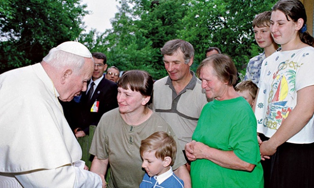 Jan Paweł II zawsze żył sprawami rodziny. W 1999 r. odwiedził niespodziewanie wielodzietną rodzinę na Mazurach 