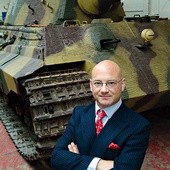 Peter Caddick-Adams Jest pisarzem i historykiem wojskowości, wykładowcą Akademii Obrony Zjednoczonego Królestwa. Pełnił służbę wojskową w Bośni jako oficjalny historyk operacji NATO-wskich. W Iraku służył jako historyk działań armii brytyjskiej, natomiast w Afganistanie prowadził wykłady dla generałów afgańskich na temat prowadzenia współczesnych działań wojskowych oddziałów koalicyjnych. Jest też przewodnikiem po polach bitew II wojny światowej, co traktuje jako hobby. Przez 20 lat odwiedzał pole walk ...