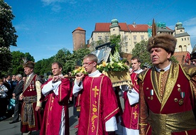  W tradycyjnej krakowskiej procesji niesiono także relikwie św. Jana Pawła II