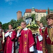  W tradycyjnej krakowskiej procesji niesiono także relikwie św. Jana Pawła II