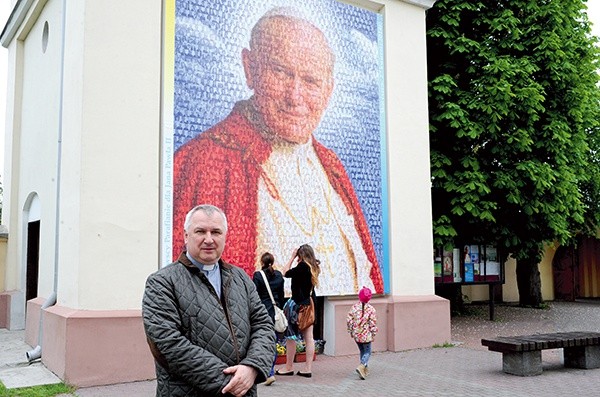  – Parafianie często tu przychodzą i szukają swoich zdjęć na papieskim portrecie – mówi proboszcz ks. Dariusz Skrok 