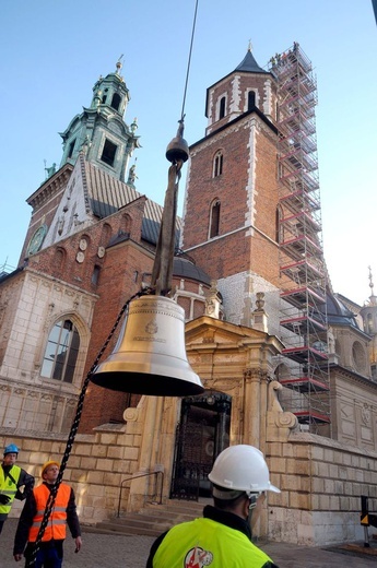 Zawieszenie dzwonu "Jan Paweł II"