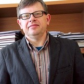 Dr hab. Jarosław Macała, prof. UZ, jest nauczycielem akademickim w Instytucie Politologii na Uniwersytecie Zielonogórskim. Interesuje się naukowo m.in. myślą polityczną polską i obcą, historią najnowszą, geopolityką i katolicką nauką społeczną 