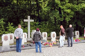 Pod krzyżem na mogile obrońców Westerplatte często modlą się wierni