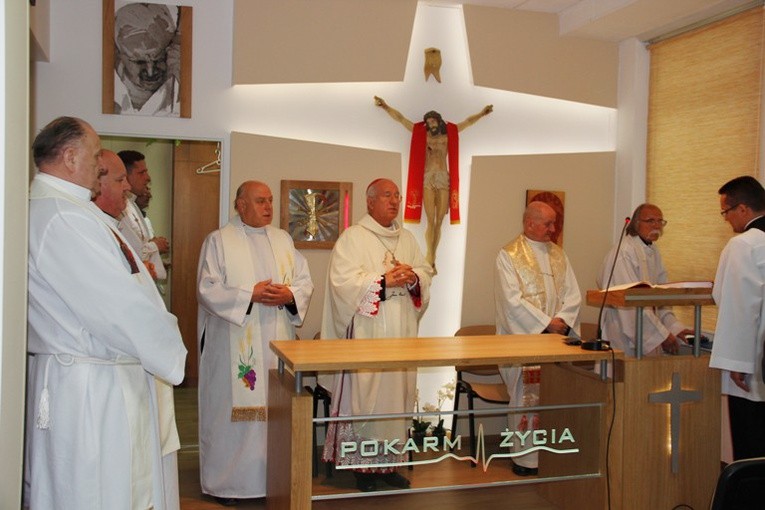 Podczas uroczystej Eucharystii bp Andrzej F. Dziuba poświęcił nową kaplicę szpitalną