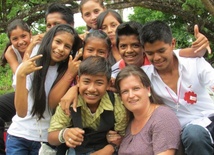 Agata Kamińska z młodzieżą w boliwijskiej parafii San Ramon