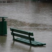 Zalane ścieżki na bulwarach wiślanych