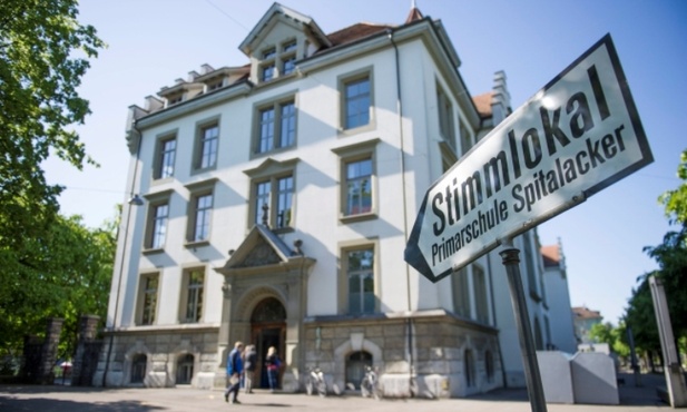 Szwajcarzy przeciw płacy minimalnej i...