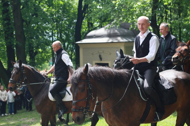 Jeźdźcy i zaprzęgi konne na pielgrzymce