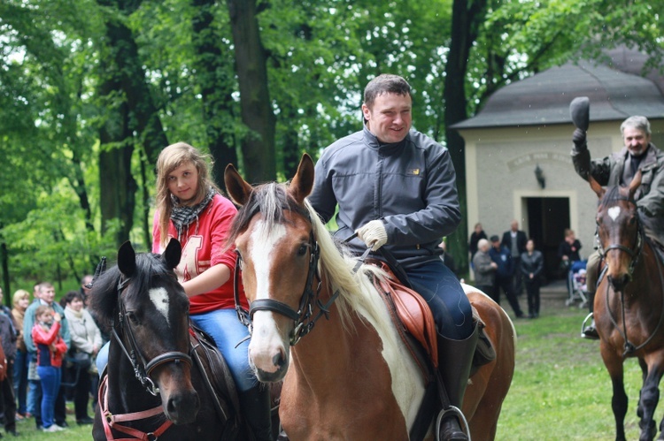 Jeźdźcy i zaprzęgi konne na pielgrzymce