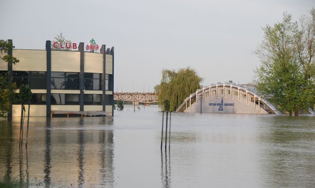 Woda zalała bulwar wiślany w Sandomierzu