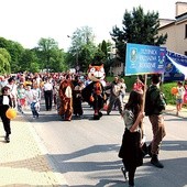  Pierwsza edycja trzebnickiego Marszu Rodzin cieszyła się ogromną popularnością wśród mieszkańców gminy 