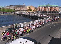 Tysiące ludzi idących za znakiem krzyża to nietypowy widok w stolicy Szwecji  