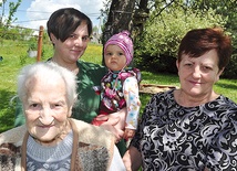  Cztery pokolenia: pani Irena, córka Maria (z prawej), wnuczka Dorota z prawnuczką Hanią 