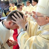 W geście nałożenia rąk uczestniczą, oprócz biskupa, wszyscy kapłani obecni na święceniach