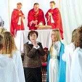 Catalina (Grażyna Pantal) i Maryja (Angelika Górczak) podczas mistycznego spotkania na Eucharystii