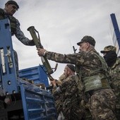 Uzbrojeni Rosjanie wjechali na Ukrainę