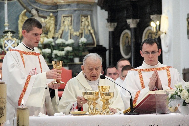 Nowo wyświęceni diakoni posługują przy Mszy św. sprawowanej przez bp. Alojzego Orszulika