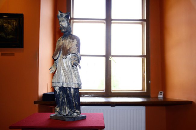 Przekazanie rzeźby Nepomuka tarnogórskiemu muzeum