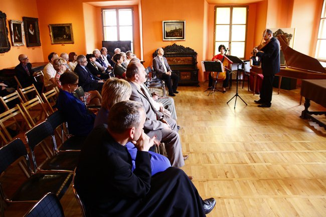 Przekazanie rzeźby Nepomuka tarnogórskiemu muzeum