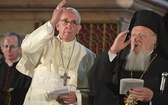 Papież Franciszek i patriarcha Bartłomiej I razem udzielają błogosławieństwa uczestnikom spotkania w bazylice Bożego Grobu w Jerozolimie z okazji 50. rocznicy spotkania w tym samym miejscu papieża Pawła VI i patriarchy Atenagorasa 