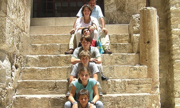 Lucyna i Ryszard Montusiewiczowie z dziećmi w misji rodzin  spędzili 3 lata na Białorusi, a 11 w Izraelu