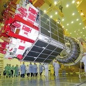 Satelity systemu Glonass są wynoszone przez ogromne rakiety Proton. Na zdjęciu pozbawiony osłon termicznych szczyt Protona. Na pierwszym planie satelita Glonass