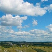 Chmury mogą się tworzyć na wiele różnych sposobów. Okazuje się jednak, że ogromny wpływ mają na to cząsteczki, których... nawet nie widać