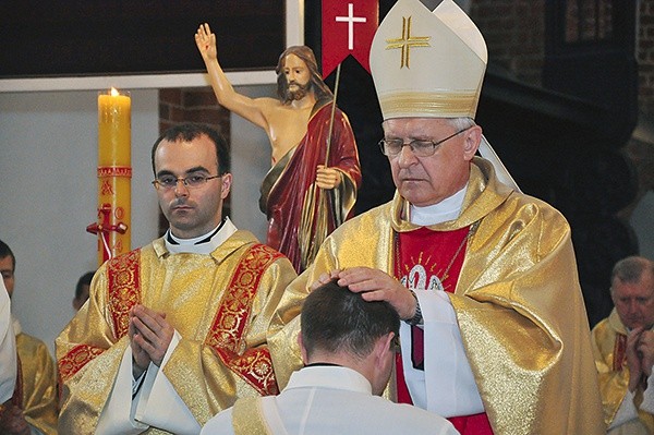 Kołobrzeg, 24 maja. – Wkładając na was moje ręce, przekazuję wam także nadzieję tego Kościoła, nadzieję pokładaną w was – mówił bp Dajczak