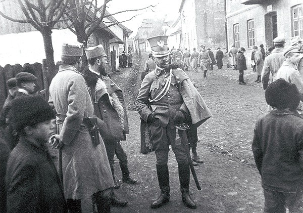  Legionowy fotograf uchwycił w 1915 r. w obiektywie postać stojącego na ulicy w Sławkowie dziarskiego ułana por. Mariusza Zaruskiego, założyciela Tatrzańskiego Ochotniczego Pogotowia Ratunkowego, późniejszego generała