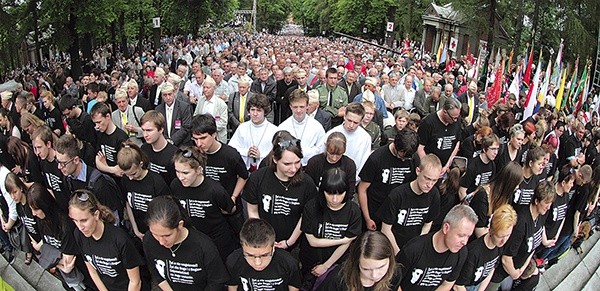  Wśród pielgrzymów ubiorem wyróżniała się młodzież z Towarzystwa Ciemnych Typów