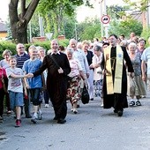 Na szlaku pielgrzymom przewodniczył ks. Mirosław Prasek (z prawej)