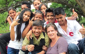 Agata Kamińska z młodzieżą w boliwijskiej parafii San Ramon