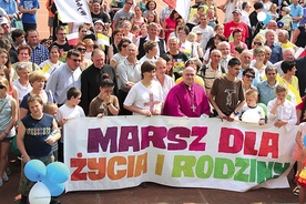  Uczestnicy marszu z biskupem Piotrem Gregerem pozują do pamiątkowego zdjęcia na boisku Zakładu Salezjańskiego w Oświęcimiu