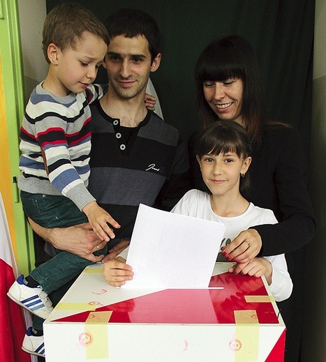 Aneta i Piotr Walczakowie z Kiełpina uczą swoje dzieci Kingę i Szymona, że warto brać udział w wyborach