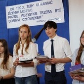 Finaliści XXII Międzygimnazjalnego Konkursu Dziennikarskiego. Od prawej: Eliza Moerke, Filip Starzomski, Weronika Kaca i Natalia Zięba