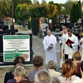 Poświęcenia placu pod budowę grobu dziecka utraconego dokonali obydwaj proboszczowie płońskich parafii oraz przewodniczący komitetu budowy pomnika – ks. Łukasz Chruściel