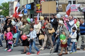 Kilka tysięcy w słońcu - na ulicach