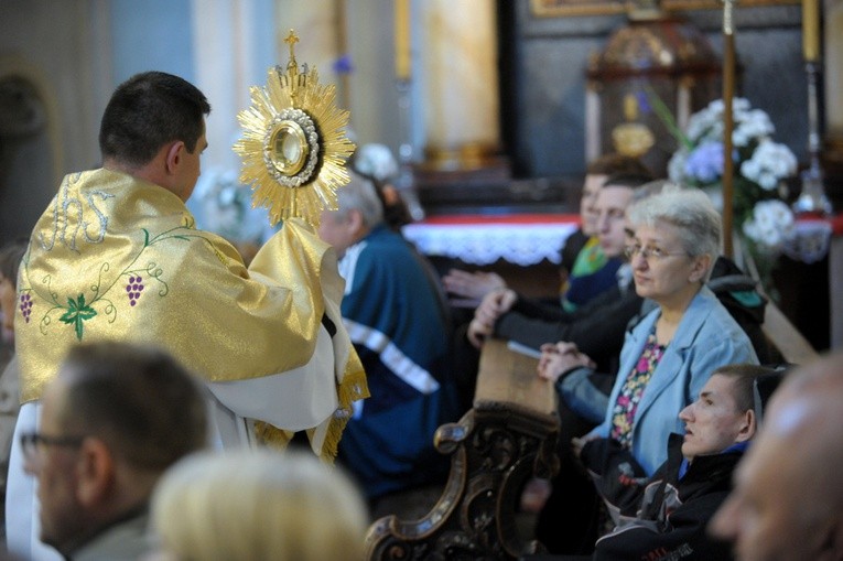 Podeszli blisko, żeby mógł ich dotknąć