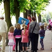 Przewodnik PTTK Piotr Zakrzewski oprowadza dzieci po Łowiczu