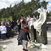 Przy pomniku dzieci utraconych złożono symboliczne białe róże