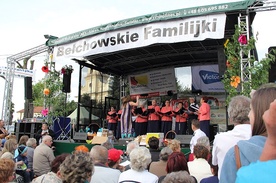 Zespół Klubu Seniora "Słoneczko" na festynowej scenie