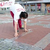  Na bytomskim rynku ułożono ponad tysiąc metrowych pasów ze złotówek