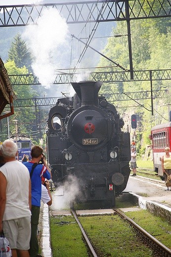 Odnowiona i przywrócona życiu linia kolejowa ze Szklarskiej Poręby do czeskiego Harrachowa. Dziś jest nie tylko wygodnym połączeniem, ale także lokalną atrakcją turystyczną