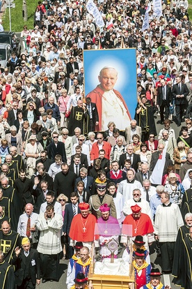  Procesja z relikwiami św. Jana Pawła II zgromadziła wielu warszawiaków i gości z różnych stron Polski