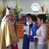 Chwila rozmowy z abp. Józefem Kupnym po uroczystej Eucharystii z obrzędem konsekracji dziewic i błogosławieństwa wdowy 