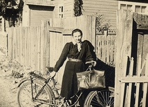 Nigdy wcześniej niepublikowane zdjęcie „Inki”. Jest rok 1944. Danuta stoi przed budynkiem szkoły w Narewce