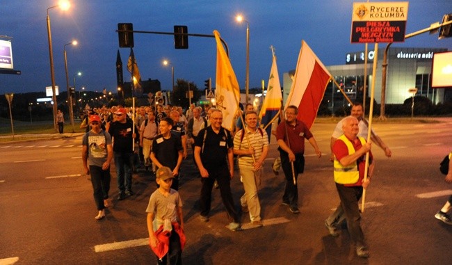 W pielgrzymce mogą wziąć udział chłopcy i mężczyźni, którzy podołają trudom nocnej wędrówki