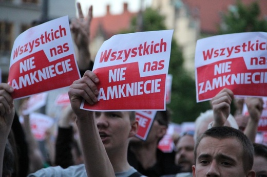 Manifestacja solidarności ze skazanymi za przerwanie wykładu prof. Zygmunta Baumana