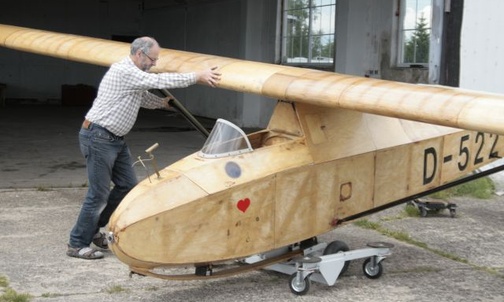 Sklejkowe szybowce ciągle znajdują swoich adoratorów. Ciągle są też osoby, które mozolnie budują je wg przedwojennych planów Zlot zabytkowych szybowców